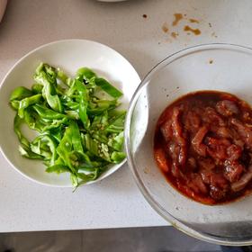 经典的家常菜，青椒炒肉丝，简单的食材也能做出如此美味