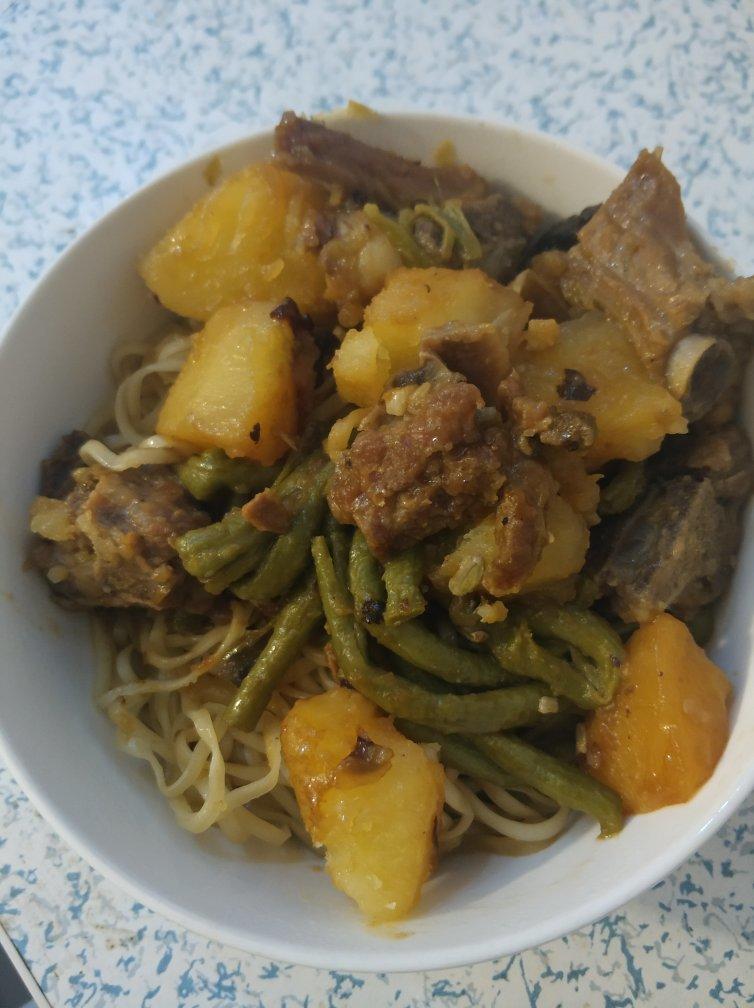 曼食慢语丨排骨豆角焖面