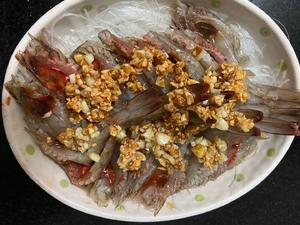 粉丝蒜蓉蒸大虾的做法 步骤11