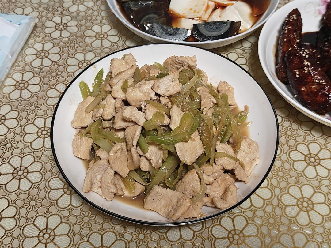 鸡胸肉炒芹菜