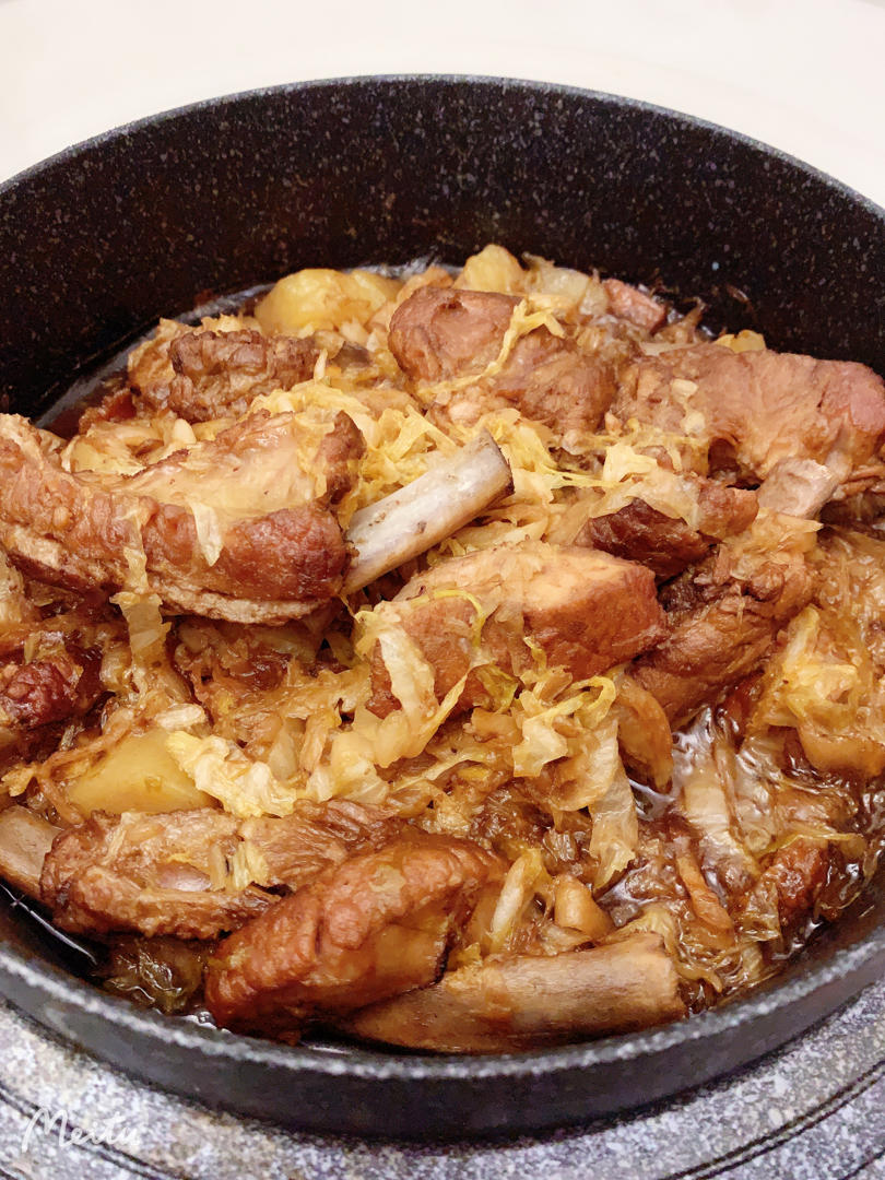 猪骨头烩酸菜(内蒙古巴彦淖尔特色菜)