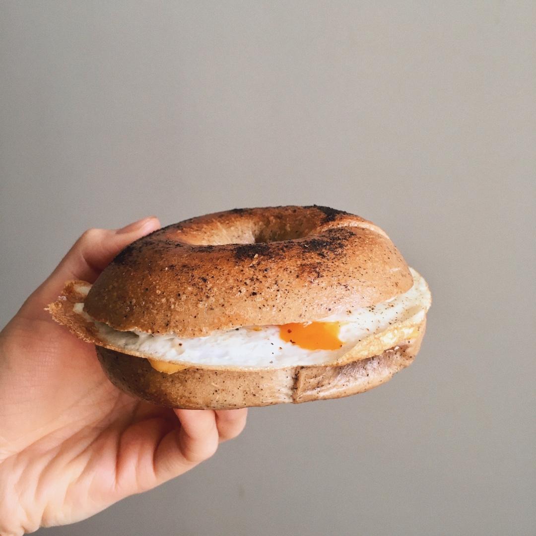 鸡蛋贝果三明治