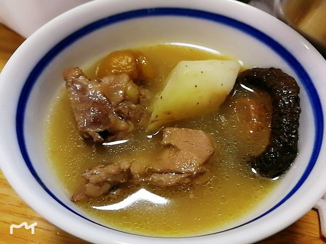 板栗炖鸡汤
