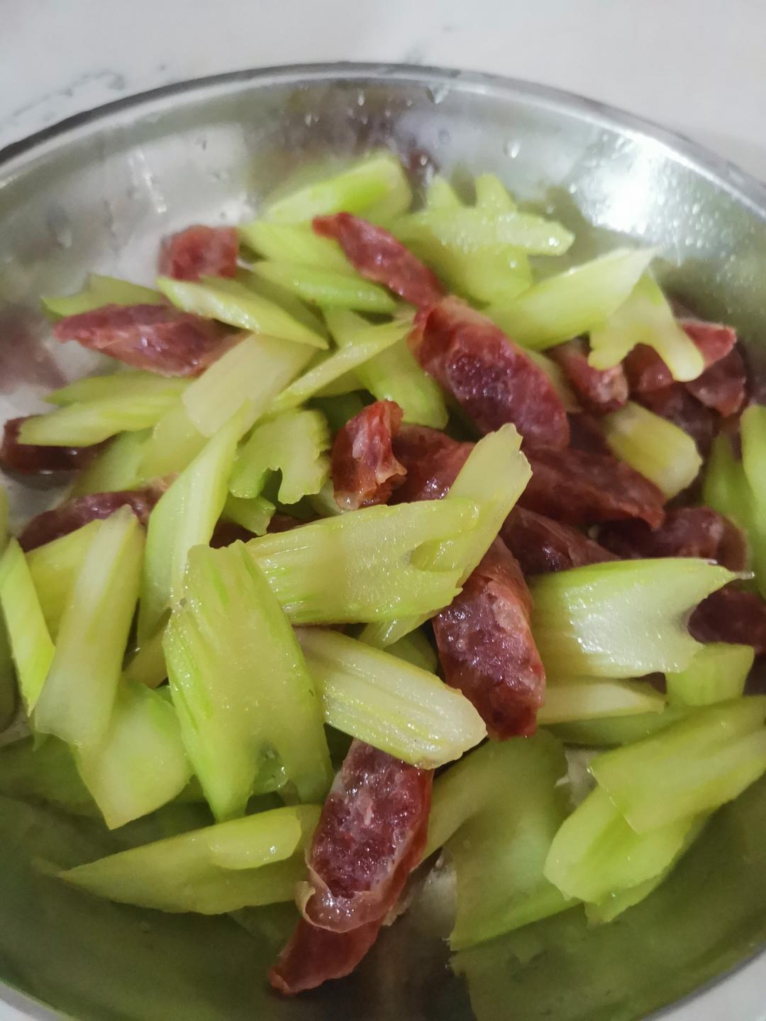 快炒西芹（芹菜）炒腊肠手残也能做