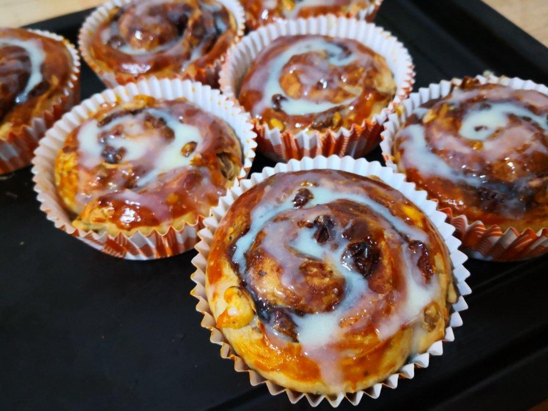 肉桂面包卷配黄油糖霜