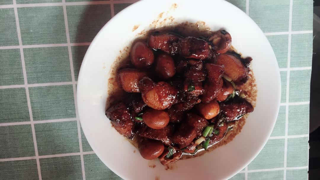 加了鹌鹑蛋后，这盘红烧肉，美味的逆天啦——鹌鹑蛋烧肉（孔瑶食谱）