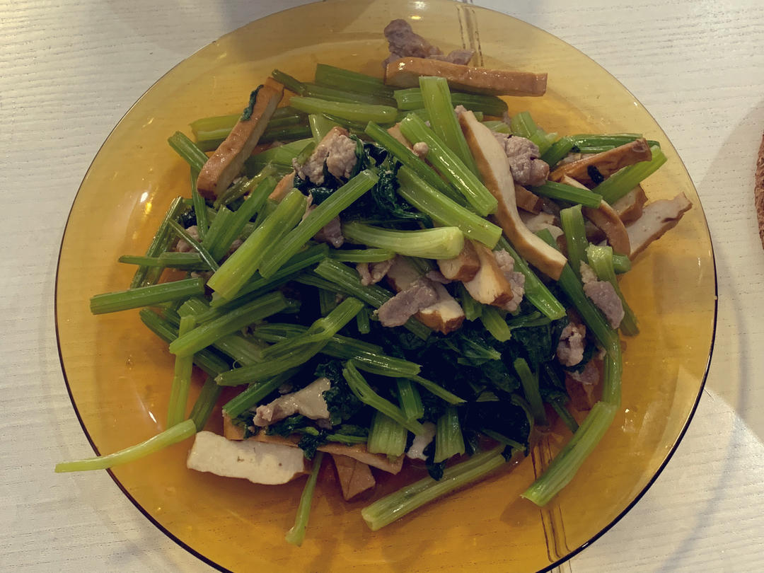 午餐晚餐简单快手下饭菜芹菜炒香干