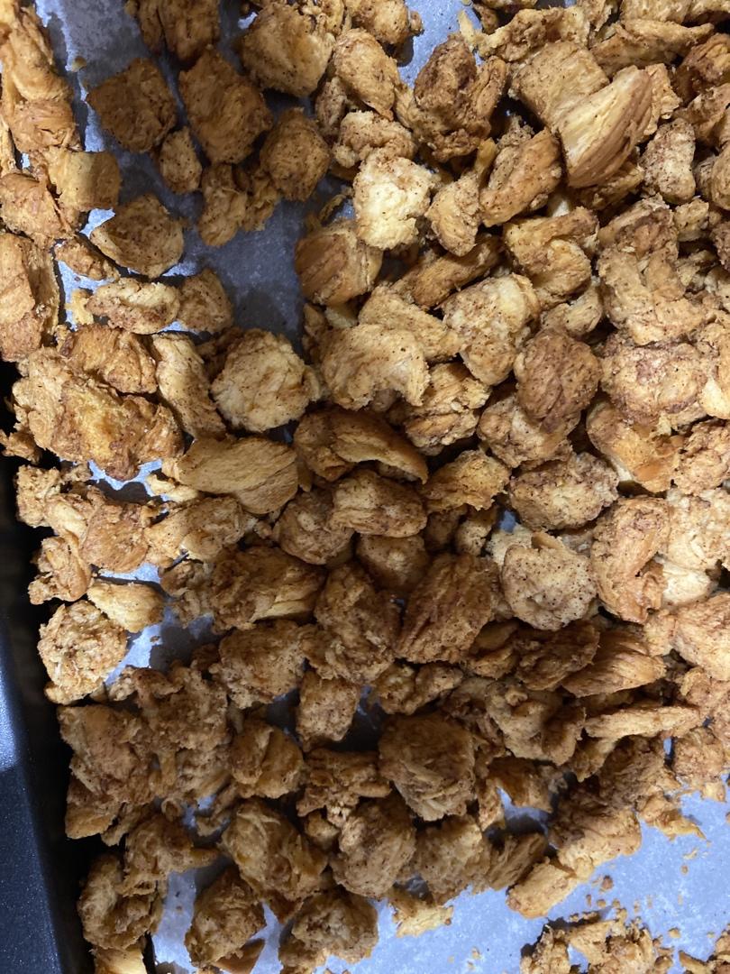 超级简单的焦糖肉桂面包粒