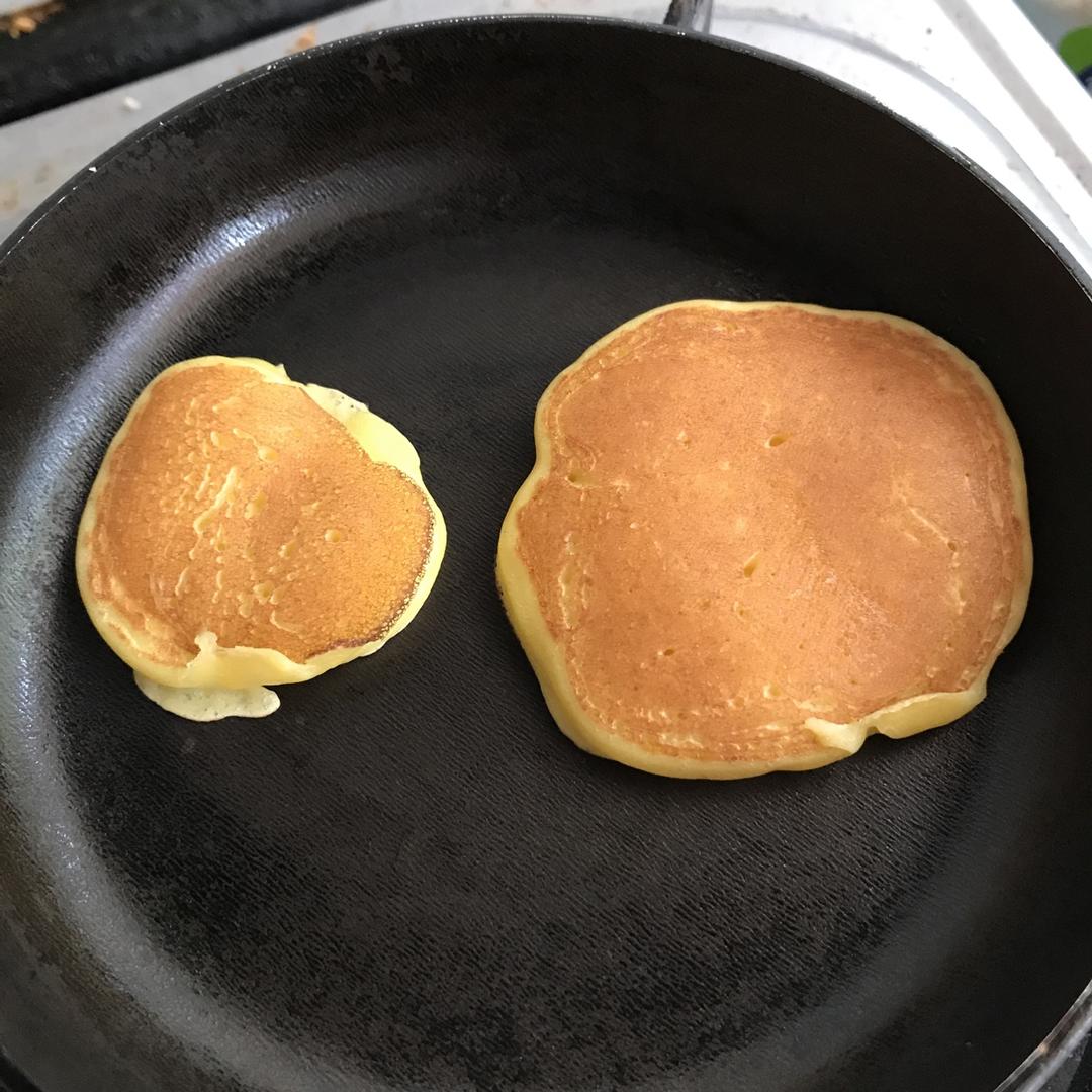 【酸奶松饼yogurt pancake】，搭上黑莓果酱和枫糖的美味。