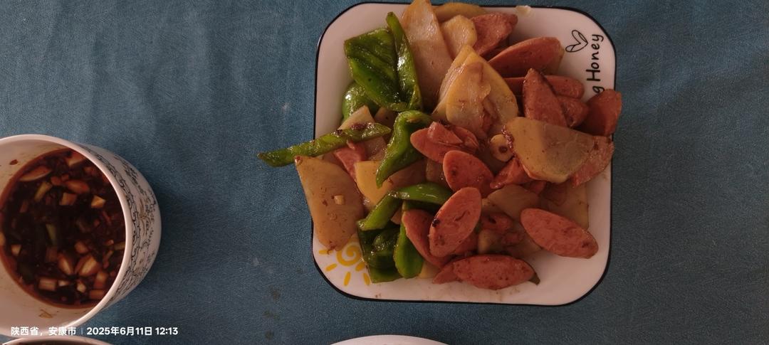 经典下饭神器———青椒火腿炒土豆片