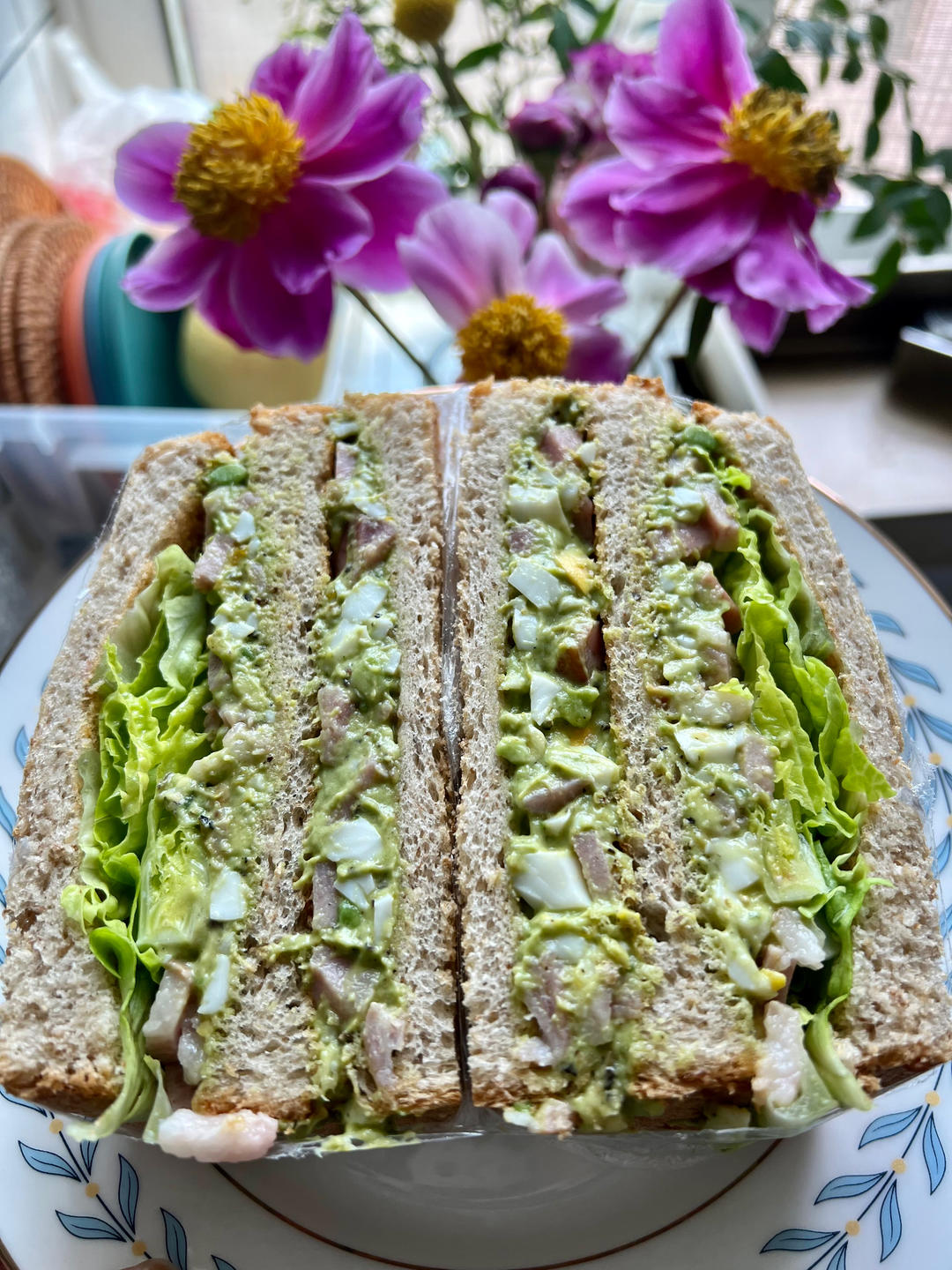 牛油果鸡蛋三明治