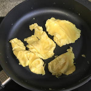 一分钟学会松软滑嫩的美式炒蛋的做法 步骤4
