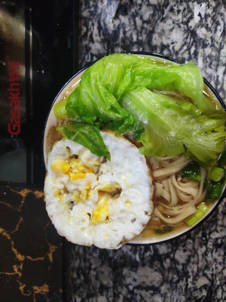 一碗清汤面 🍜 —— 秋日里的治愈系