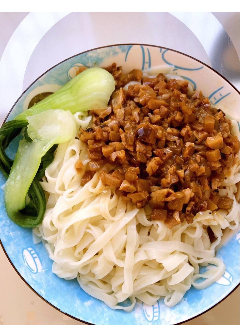 朵麻麻喔做的零难度的香菇肉丁打卤面