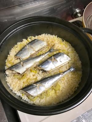 砂锅秋刀鱼饭的做法 步骤7