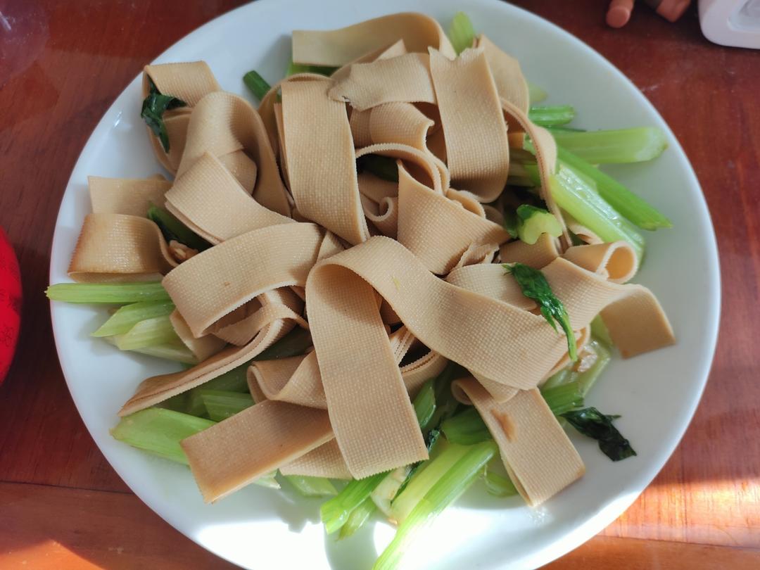 #清淡下饭#芹菜豆皮