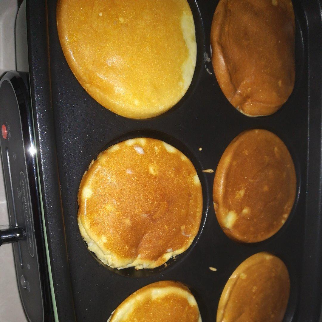 【酸奶松饼yogurt pancake】，搭上黑莓果酱和枫糖的美味。