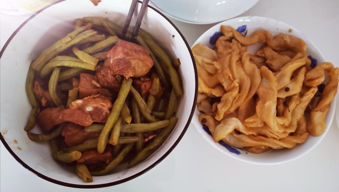 豆角排骨粘卷子（一锅鲜）的做法