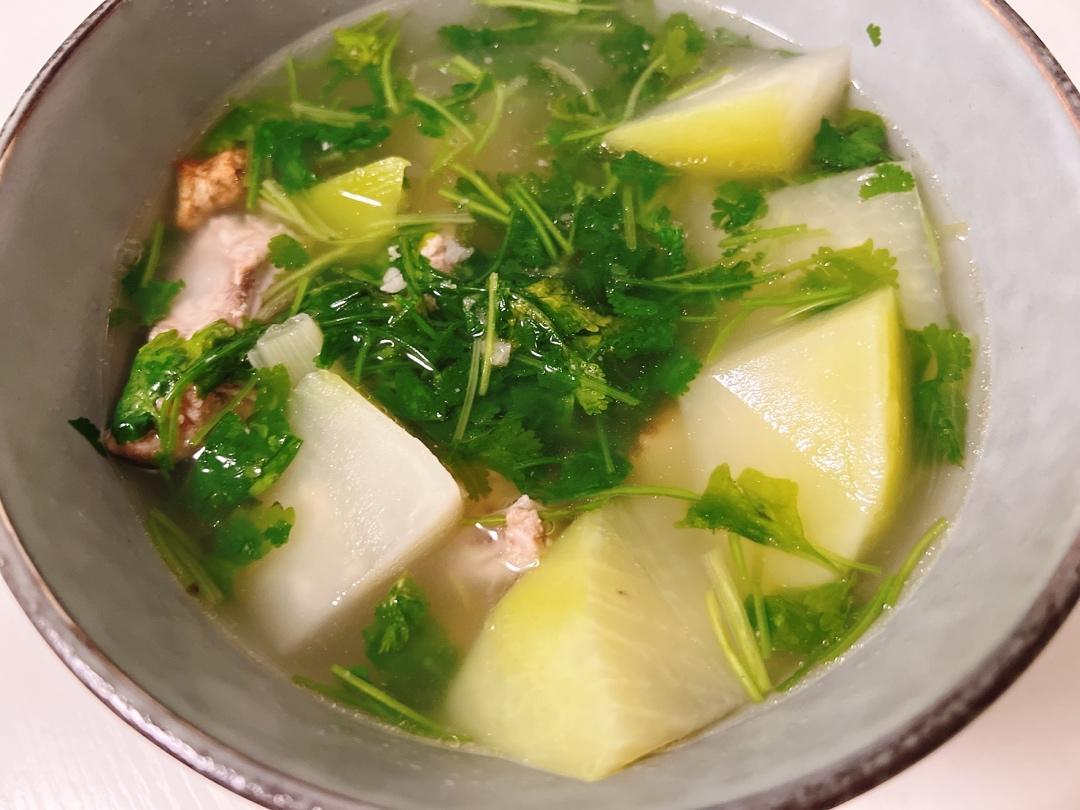 白萝卜排骨汤～～～食材简单但清甜好喝