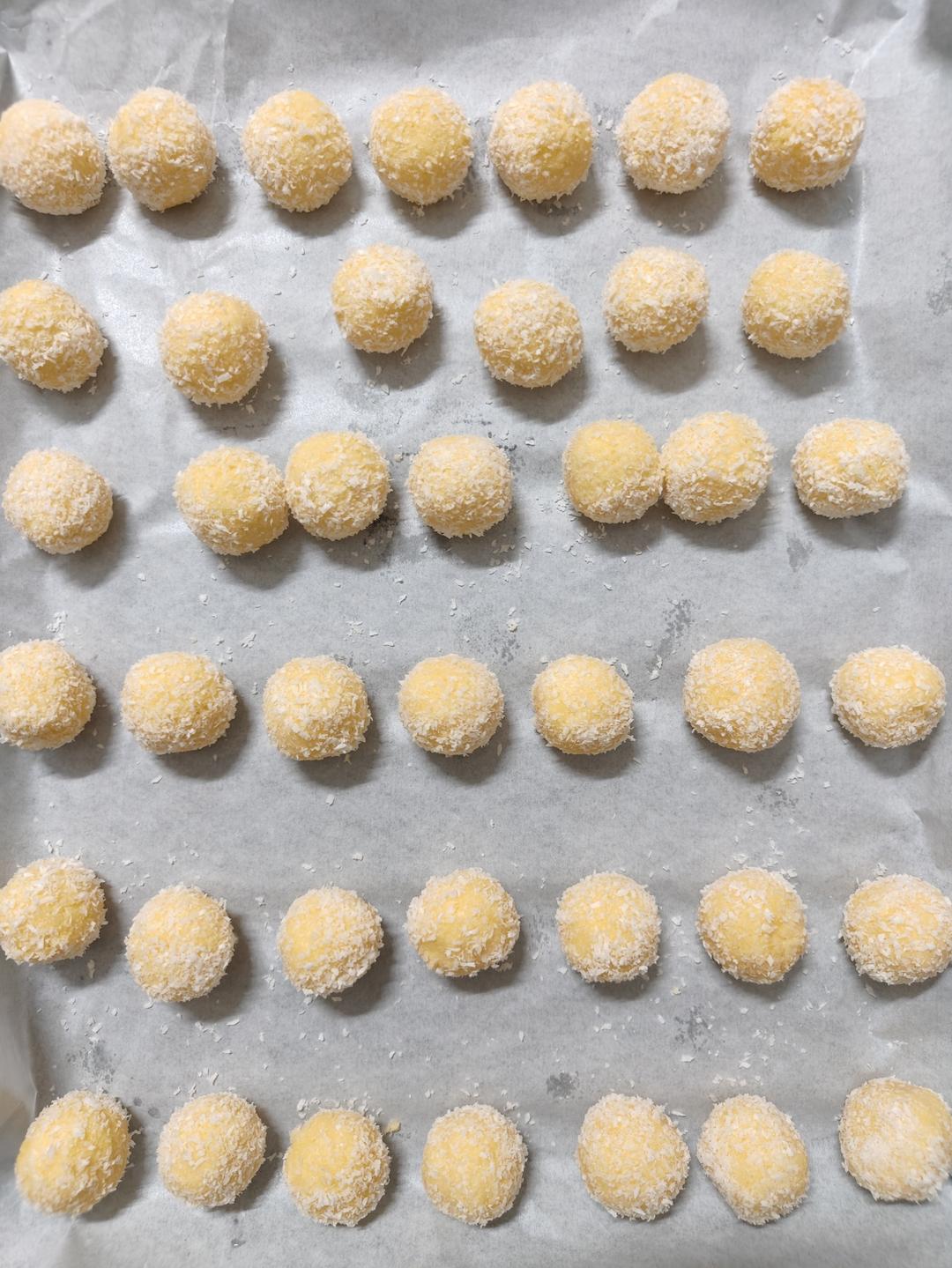 下午茶小点心：奶香椰蓉酥球