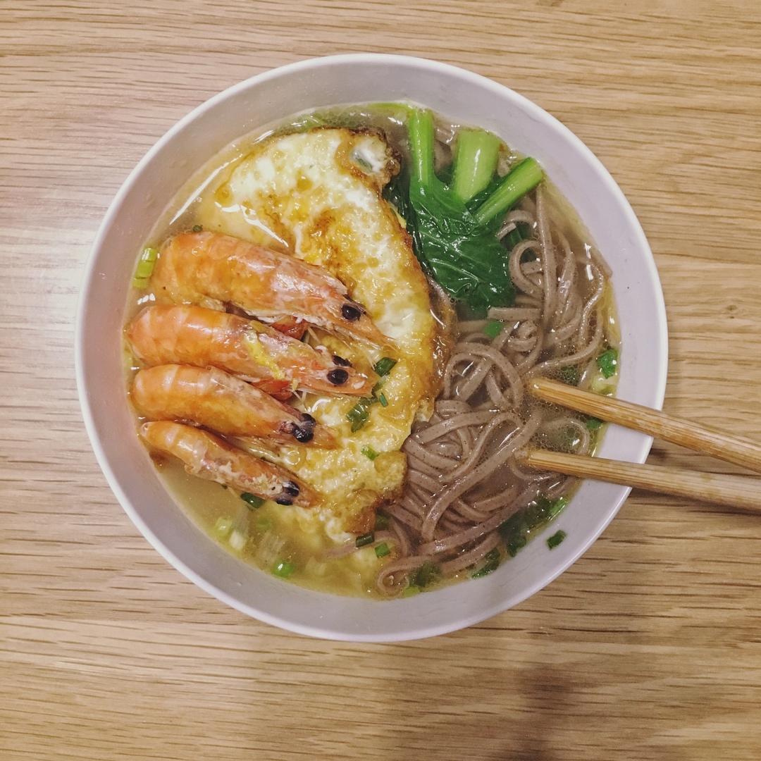 鲜虾鸡蛋青菜面