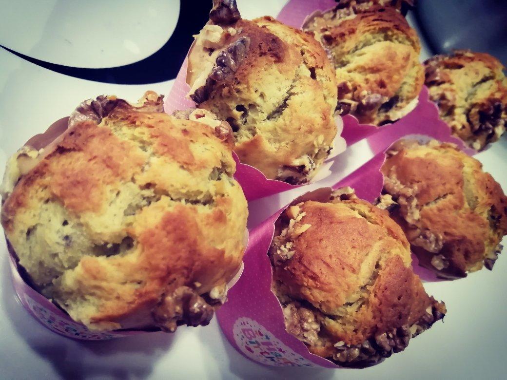 香蕉马芬纸杯蛋糕黑加仑干花生碎