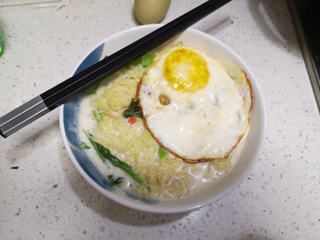 牛奶鲜虾鱼板面