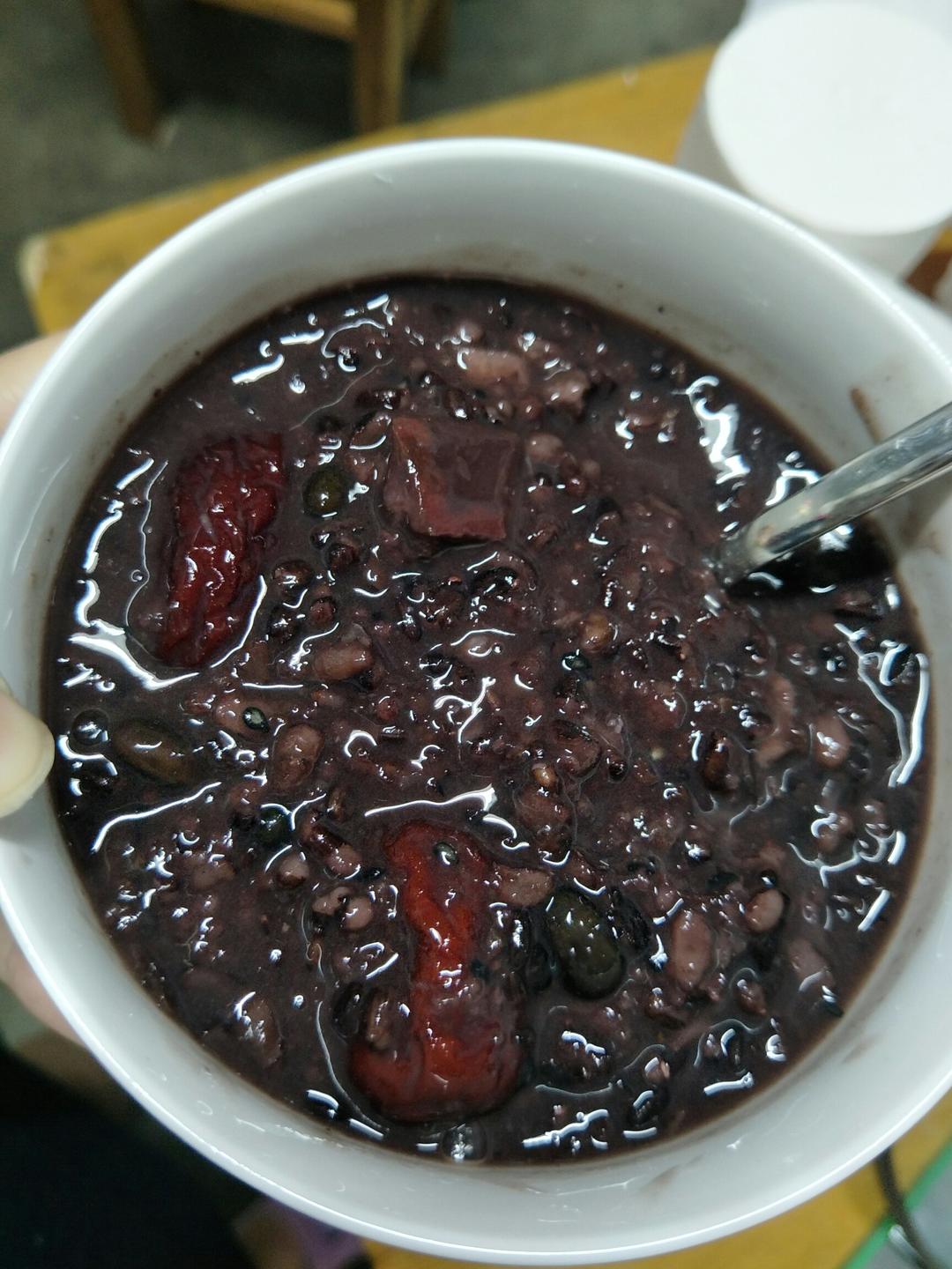 养生黑米粥 小萝卜yy做的养生黑米粥 黑米一把,小米一把,芝麻一把