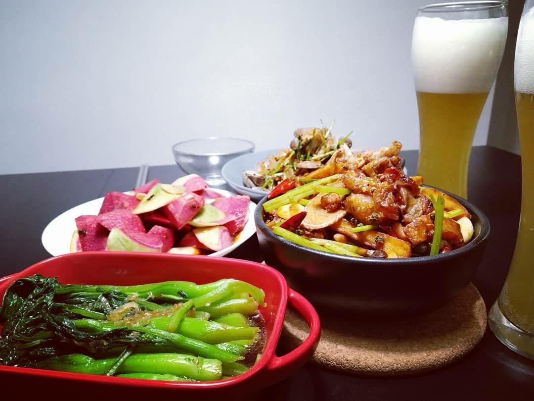 啤酒白酒花生米烤鱼片火腿肠做的晚餐612018年7月3日