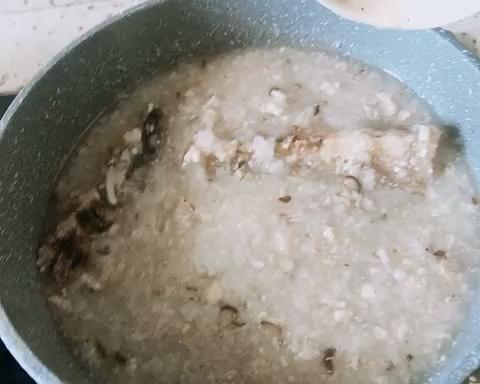 香菇瘦肉鱼骨粥