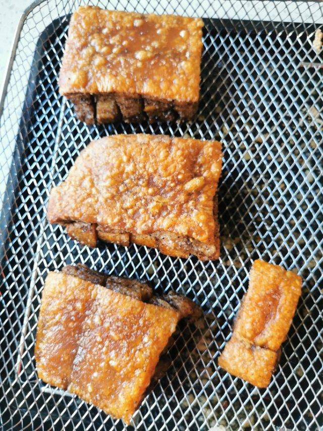 酥香软嫩的脆皮五花肉，肥而不腻巨好吃！