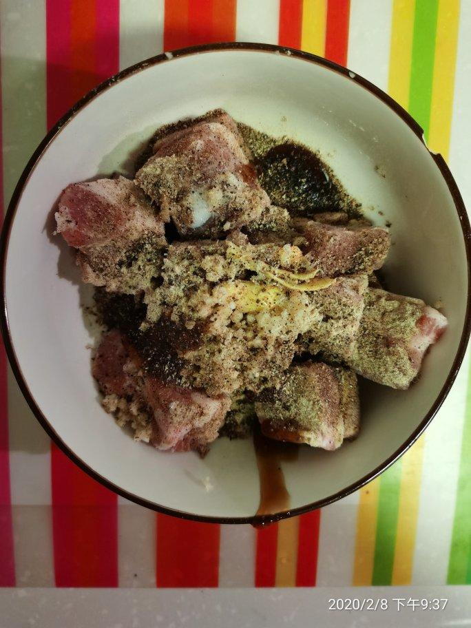 我家排骨从不红烧，加一些大蒜，出锅香喷喷，孩子吃完舔手指