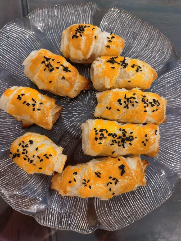 香肠酥皮卷：手抓饼皮还能这样吃，不用和面快速搞定早餐