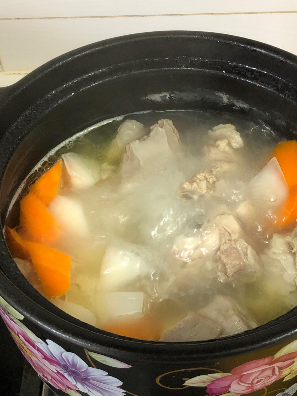 清炖羊排，老爸的拿手菜，汤鲜味浓，羊肉软烂，连萝卜都非常好吃