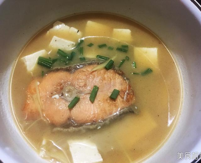 味增鲑鱼豆腐汤的做法