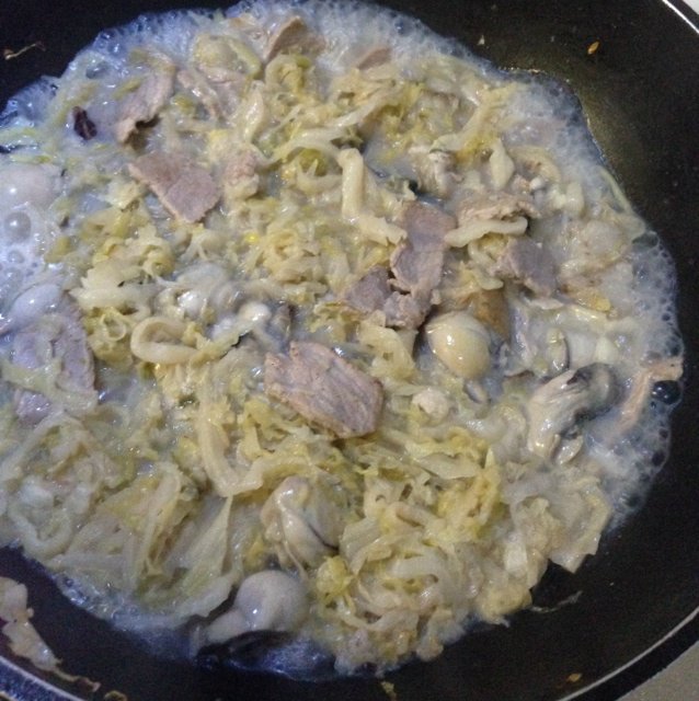 五花肉牡蛎炖酸菜