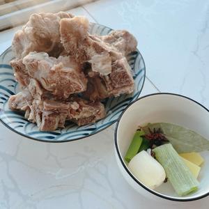 冬日美食|东北铁锅炖豆角排骨土豆（贴饼子一锅出）的做法 步骤6