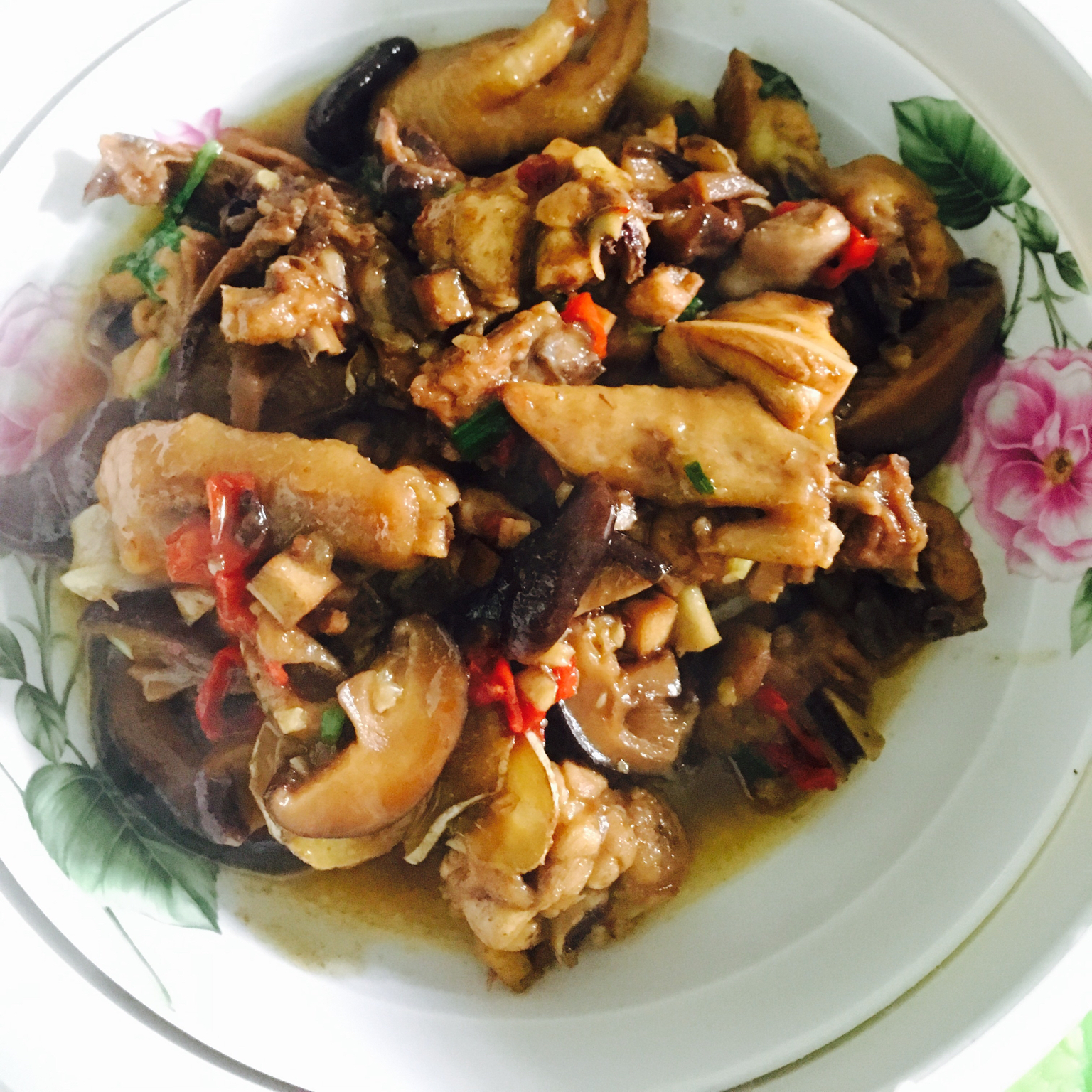 吃香菇焖鸡腿，好下饭。