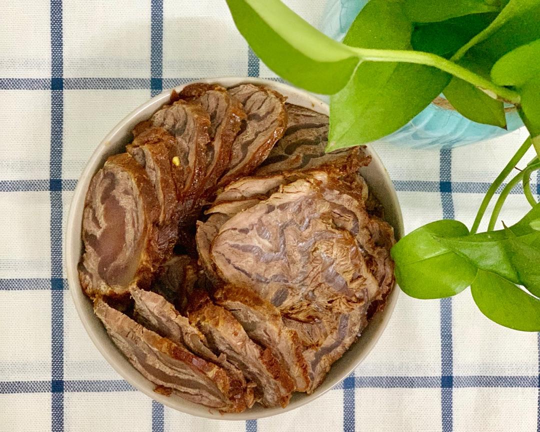 小火慢卤牛腱子肉