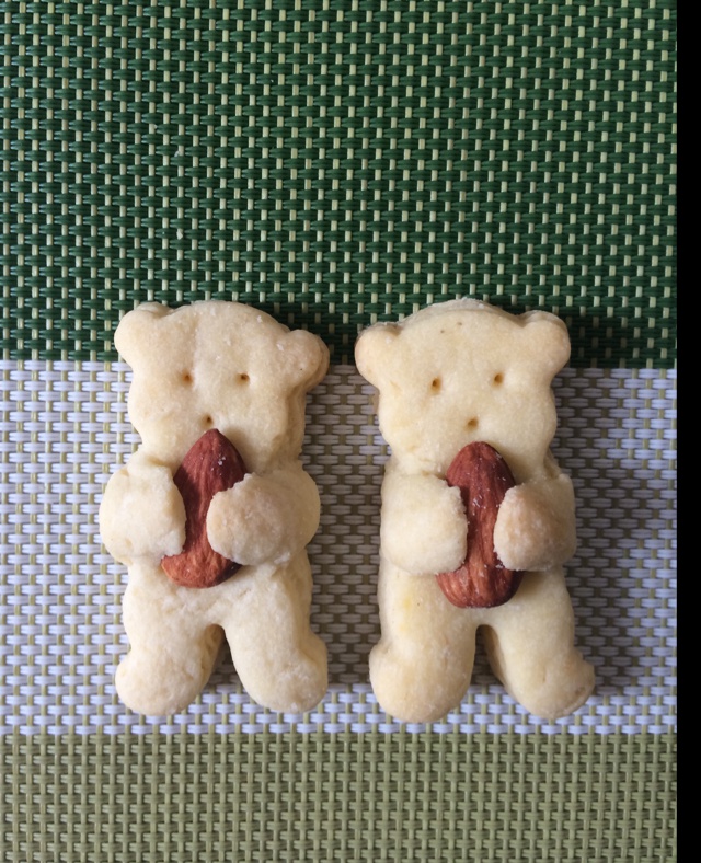 抱杏仁的小熊（造型饼干）