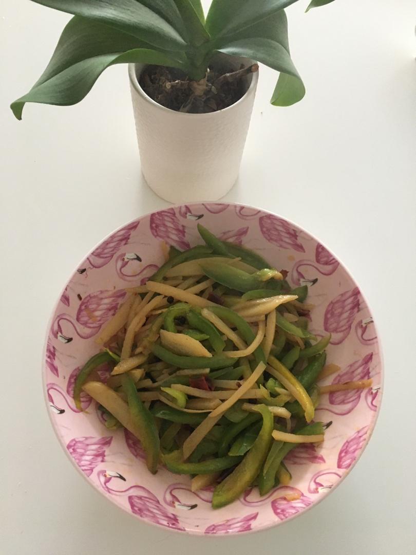 酸辣土豆丝的正宗做法，学会这三个技巧，土豆丝脆爽又下饭