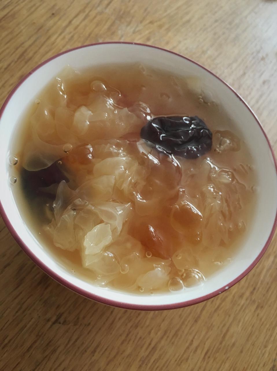 桃胶银耳红枣羹