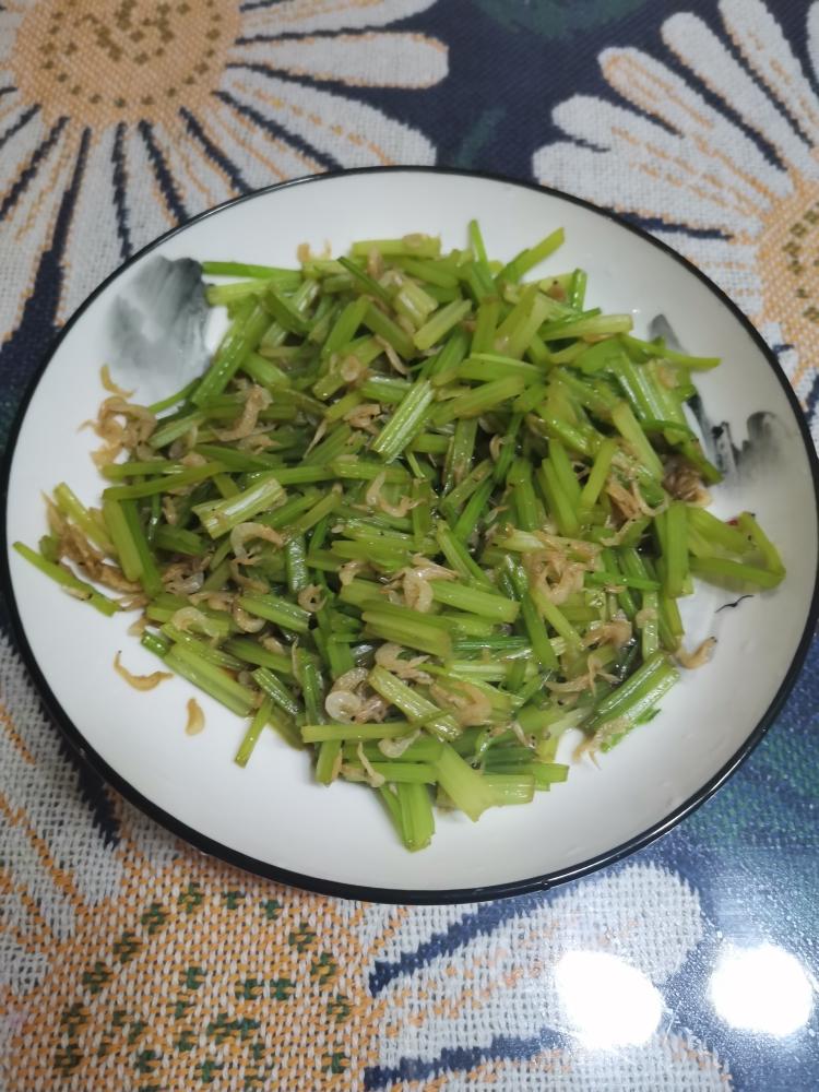 芹菜虾皮的做法
