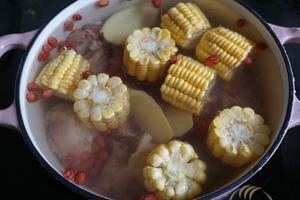 玉米莲藕筒骨汤的做法 步骤5
