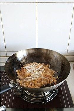 辣白菜豆芽炒饭的做法 步骤4