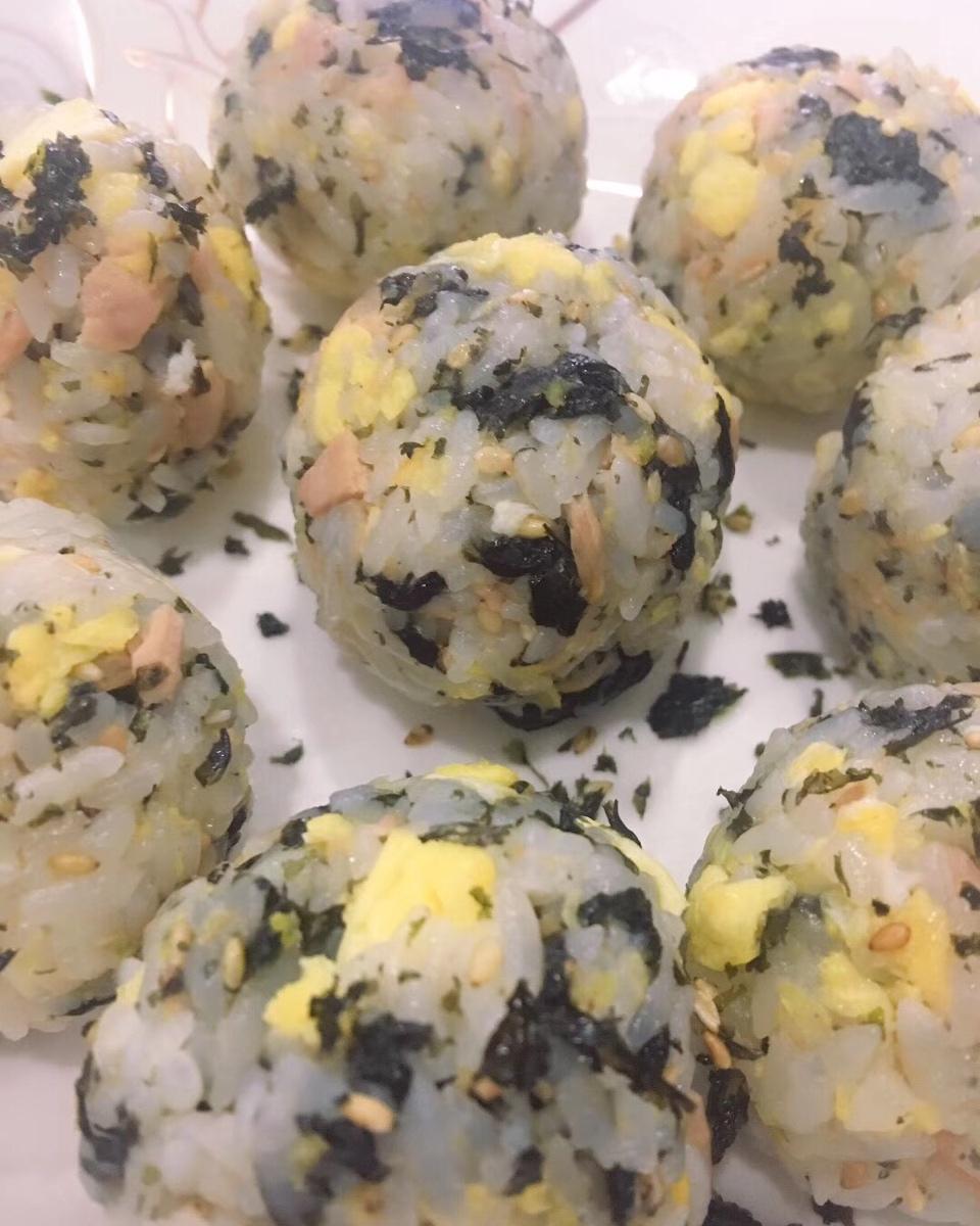 超级简单的金枪鱼饭团