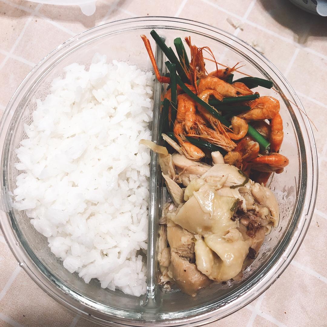 鸡肉配河虾便当饭