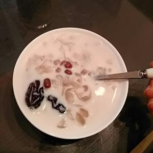 紅豆薏米銀耳牛奶羹的做法 步骤3