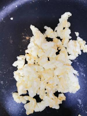 [无米炒饭]没有一粒米的虾仁蛋炒饭的做法 步骤5
