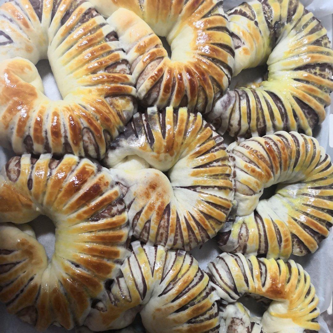 松软可口的红豆沙面包卷